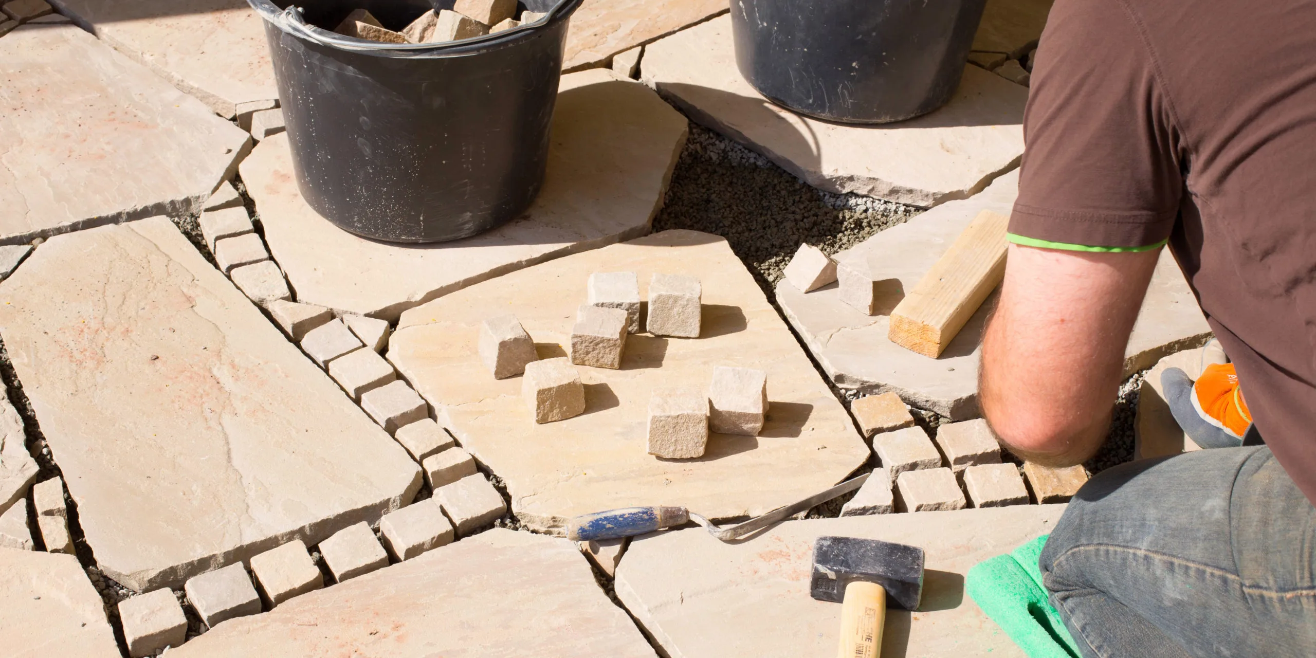 Gartenarchitektur – Verlegung von Sandsteinplatten und Mosaikp