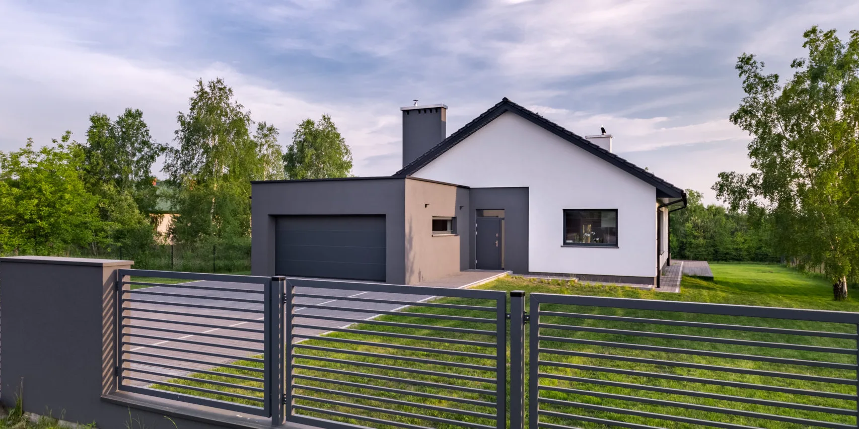House with fence and garage